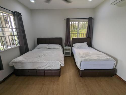Ένα ή περισσότερα κρεβάτια σε δωμάτιο στο Villa with Titiwangsa Hill View