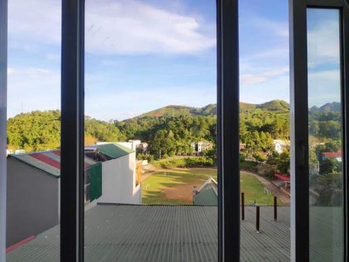 una vista dalla finestra di una casa di ĐỒNG TÂM HOTEL a Bắc Yên