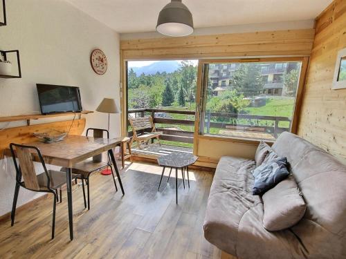 un salon avec un canapé et une table dans l'établissement Studio cosy pour 4 pers., proche pistes et commerces, Aime-La-Plagne - FR-1-755-10, à Aime La Plagne