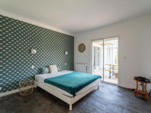um quarto com uma cama com uma colcha verde em Maison Parentis-en-Born, 4 pièces, 6 personnes - FR-1-319-531 em Parentis-en-Born