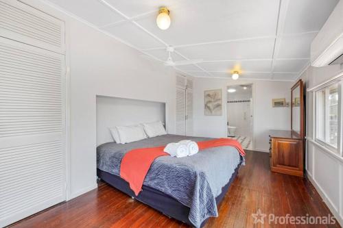 Un dormitorio con una cama con dos toallas encima. en Beachfront Holiday Cottage, en Zilzie