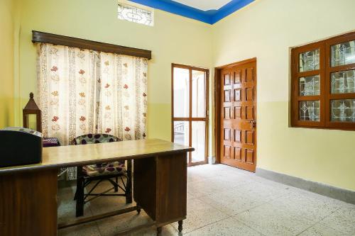 Habitación vacía con escritorio y puerta en SPOT ON Cherish Guest House, en Ranchi