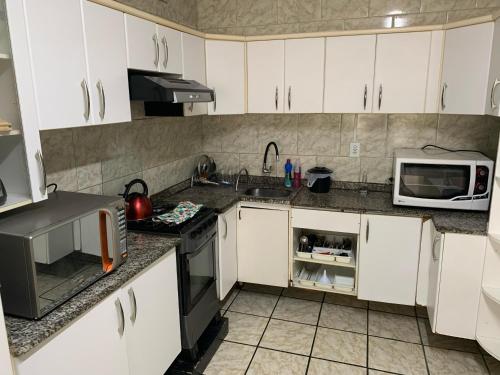 Kuchyň nebo kuchyňský kout v ubytování Grande Apartamento Quadra Mar