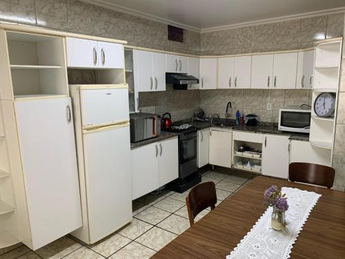 Kuchyň nebo kuchyňský kout v ubytování Grande Apartamento Quadra Mar