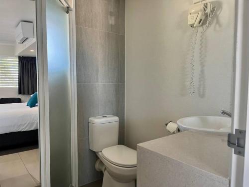 uma pequena casa de banho com WC e lavatório em Top Level Deluxe Studio - Unit 21 em Emu Park