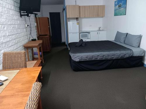 Łóżko lub łóżka w pokoju w obiekcie City Gates Motel Mackay - Contactless