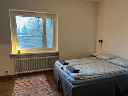 a bedroom with a large bed and a window at Apartment Malmö in Vaasa