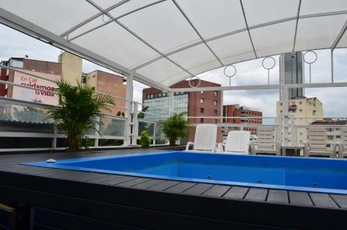 una piscina en la azotea de un edificio en Hotel Six Avenue, en Cali