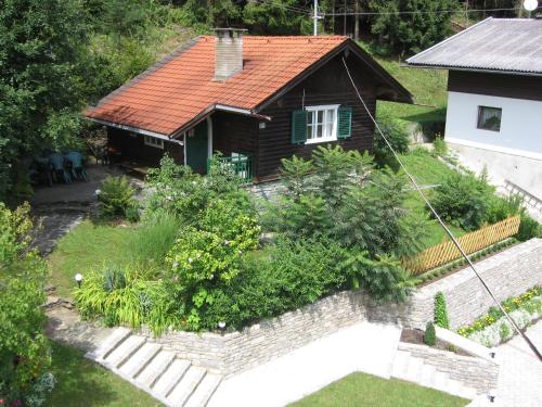 ペルトシャッハ・アム・ヴェルターゼーにあるFerienhaus Simonの庭のある家の空中写真