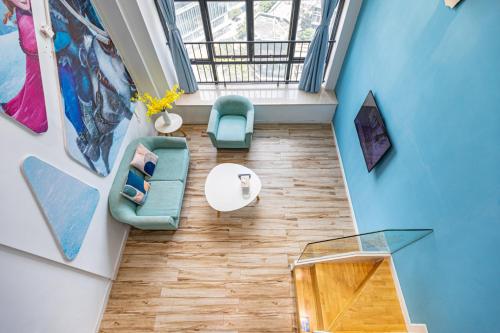 an overhead view of a living room with blue walls at Lavendar Duplex Apartment in Guangzhou