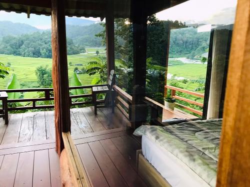 チョームトーンにあるMotho Homestay โมโทโฮมสเตย์の山の景色を望むバルコニーが備わる客室です。