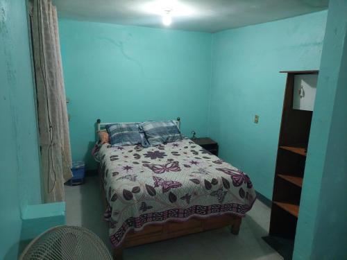 una camera con un letto in una camera blu di Casa compartida, habitacion privada para 4 adultos 1 niño a Città del Messico