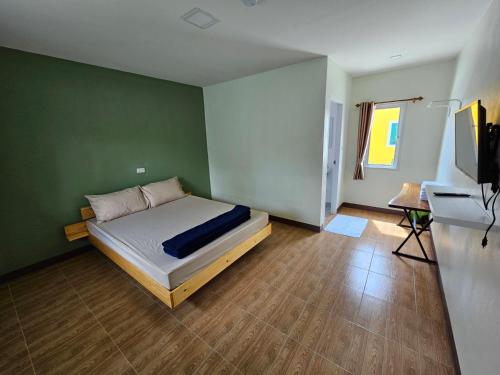 1 dormitorio con 1 cama y TV de pantalla plana en Klong Zand Resort en Rayong
