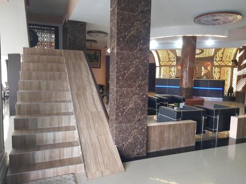 eine Treppe in einer Lobby mit Lobby in der Unterkunft Capital O 93263 Linge Land Hotel in Takengon