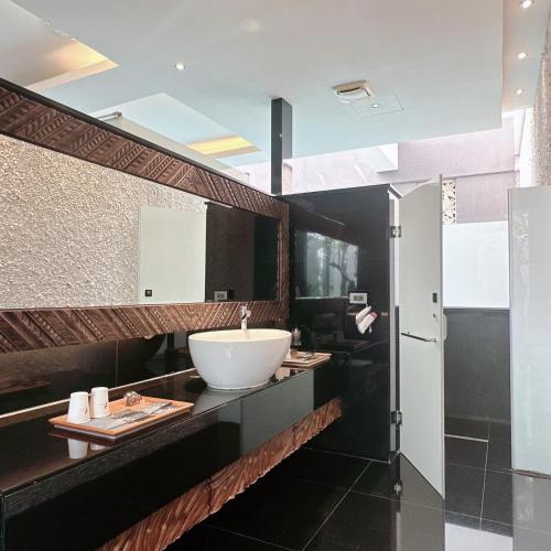 a bathroom with a sink and a large mirror at Orient Luxury Villa Motel in Huwei