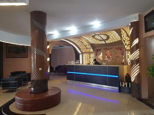 a lobby with a decorative wall in a building at Capital O 93263 Linge Land Hotel in Takengon