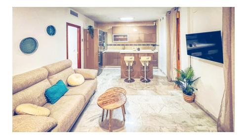 sala de estar con sofá y cocina en Al-Ladito, en Córdoba