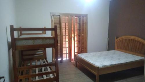 1 dormitorio con litera y escalera en Cantinho da Milla, en Itu