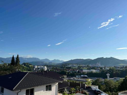 una vista desde el techo de una casa en Ferienwohnung zum Wohlfühlen en Gmunden