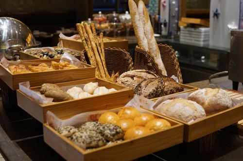 un assortiment de différents types de pain et de pâtisseries dans l'établissement InterContinental Shanghai Expo, an IHG Hotel, à Shanghai