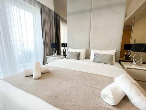 Postel nebo postele na pokoji v ubytování NEW! Modern Elegance 2B in Burj Royale Downtown