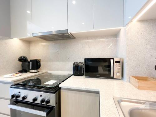 Kuchyň nebo kuchyňský kout v ubytování NEW! Modern Elegance 2B in Burj Royale Downtown