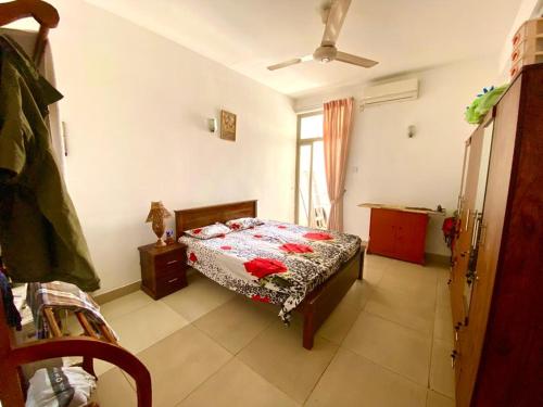 um quarto com uma cama e uma janela em Mount view residences em Ratmalana