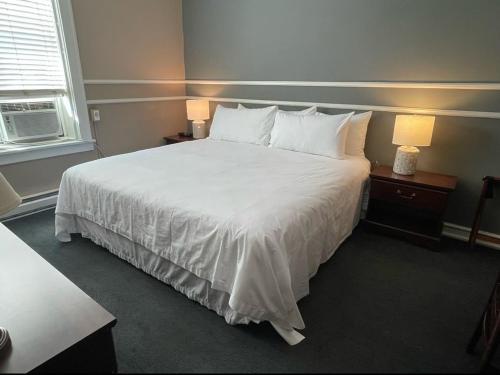 Una cama o camas en una habitación de Kalispell Grand Hotel