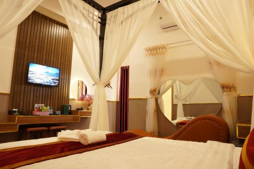 Giường trong phòng chung tại Hoàng Tây Hotel - Đồng Tháp