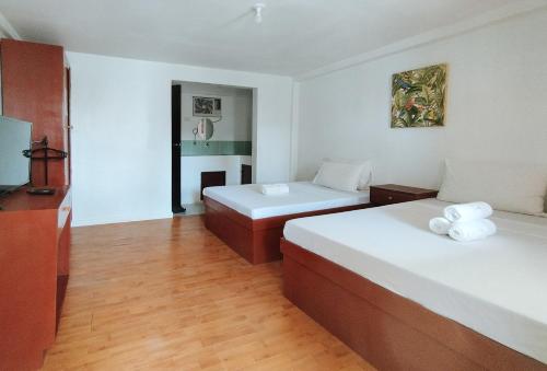 En eller flere senger på et rom på RedDoorz @ The Central Inn Boracay Island