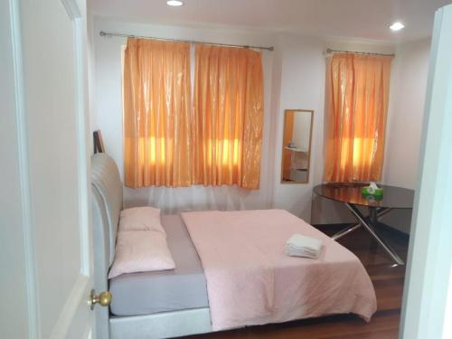 Ένα ή περισσότερα κρεβάτια σε δωμάτιο στο Duplex Apartment In Bukit Bintang For Rent
