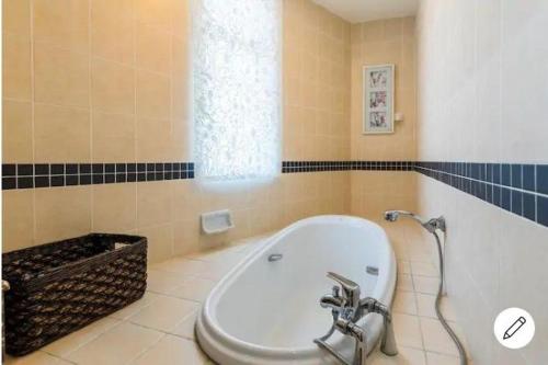 Et bad på Duplex Apartment In Bukit Bintang For Rent