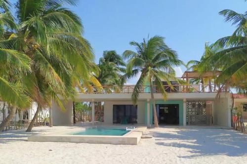 dom na plaży z basenem w obiekcie Casa en la playa frente al mar con alberca w mieście San Crisanto
