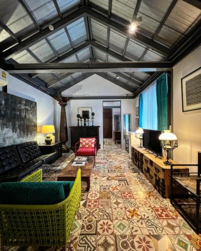a living room with a couch and a tv at JARITT NyMMANH in Chiang Mai
