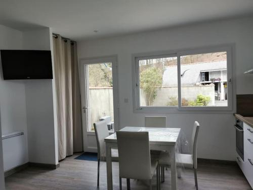 a kitchen and dining room with a table and chairs at Logement-Barry entre Tarbes et Lourdes 