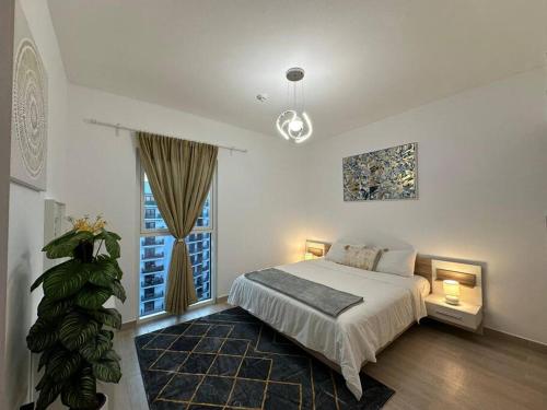 ein Schlafzimmer mit einem Bett und einem großen Fenster in der Unterkunft Jewel of the Canal 809WB3 in Abu Dhabi