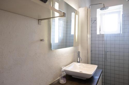 La salle de bains est pourvue d'un lavabo et d'un miroir. dans l'établissement Stefania, à Aalborg