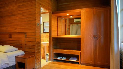 KTM Resort Batam في سيكوبانغْ: غرفة نوم صغيرة مع سرير ومرآة