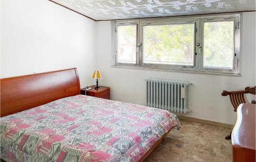 מיטה או מיטות בחדר ב-2 Bedroom Lovely Apartment In Penne