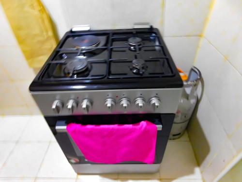 Kitchen o kitchenette sa Shamza Airbnb