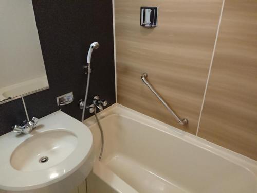 y baño con aseo y lavamanos. en Grand Park Hotel Panex Hachinohe / Vacation STAY 77784, en Hachinohe