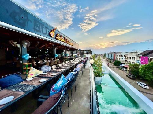 SUBINH HOTEL AND RESTAURANT في باكسي: مطعم بطاولات وكراسي بجانب مسبح