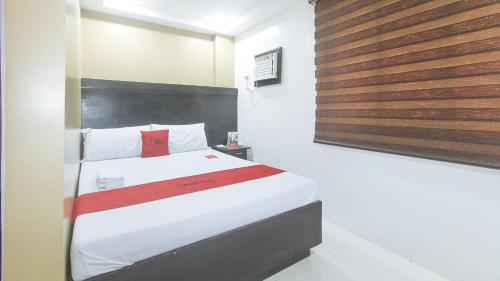 En eller flere senge i et værelse på RedDoorz at JQV HOTEL Camarin Caloocan