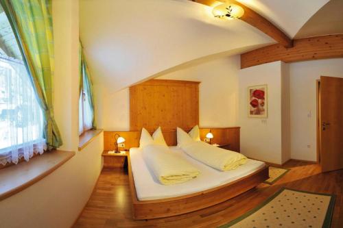 um quarto com uma cama grande num quarto em Apartment in Achenkirch with a garden em Achensee