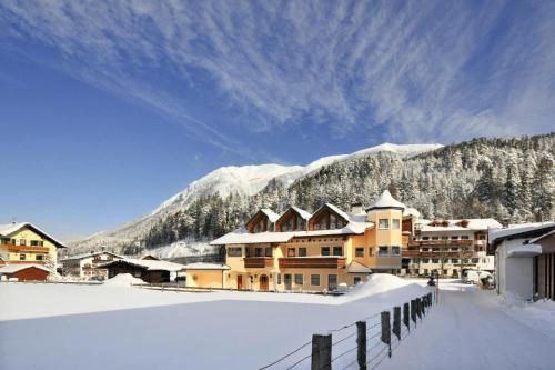 um resort na neve com montanhas ao fundo em Apartment in Achenkirch with a garden em Achensee