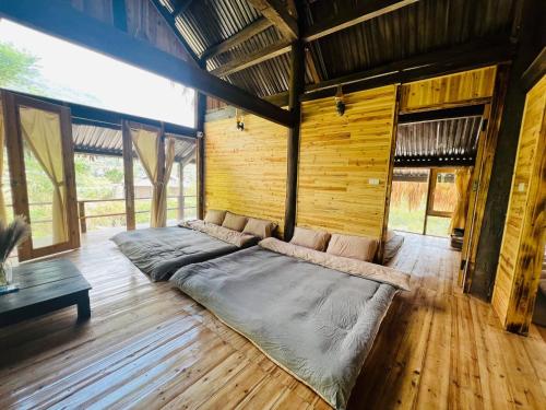 um quarto grande com uma cama no meio em Lao Chải riverside stay&coffee em Sapa