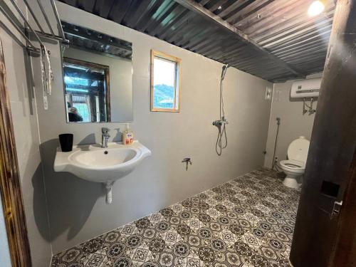 uma casa de banho com um lavatório e um WC em Lao Chải riverside stay&coffee em Sapa