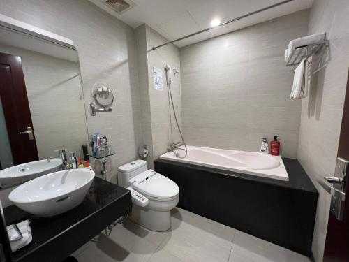 La salle de bains est pourvue d'une baignoire, de toilettes et d'un lavabo. dans l'établissement A25 Hotel - 88 Nguyễn Khuyến, à Hanoï