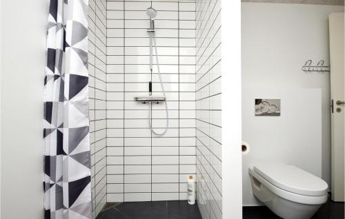 y baño con aseo y ducha. en Cozy Home In Haderslev With Wifi, en Diernæs
