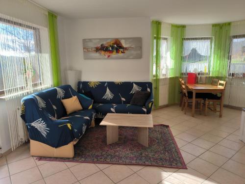 ein Wohnzimmer mit einem Sofa und einem Tisch in der Unterkunft Ferienwohnung-Alb in Burladingen